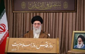 یادآوری وعده تاریخی رهبر انقلاب در تابلوی نصب شده حین نطق امروز