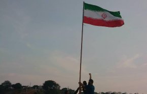 تصاویری از اهتزاز پرچم كشورمان توسط مردم ونزوئلا نزدیک مزار چاوز