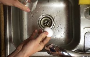 بالفيديو.. كيف تقشر البيضة المسلوقة في ثانيتين!