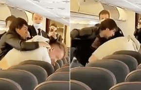 شاهد .. شجار عنيف على متن طائرة بسبب كورونا