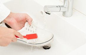هل عندك مشكلة مع تنظيف الأحذية البيضاء؟هكذا تستعيد لونها الناصع 
