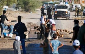 صهیونیست‌ها با حمله به کرانه باختری چند فلسطینی را بازداشت و مزارع را به آتش کشیدند