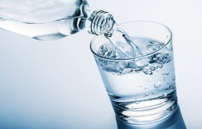 آیا نوشیدن آب فراوان می‌تواند کرونا را از بدن خارج کند؟