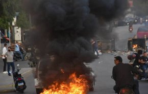 ادامه تظاهرات و بستن مسیرها در لبنان در اعتراض به اوضاع بد اقتصادی 