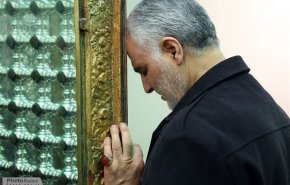 تصاویر کمتر دیده شده از حاج قاسم سلیمانی در حرم مطهر رضوی+فیلم
