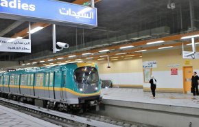 بالفيديو.. سيدة مصرية تنتحر بإلقاء نفسها تحت عجلات مترو الأنفاق