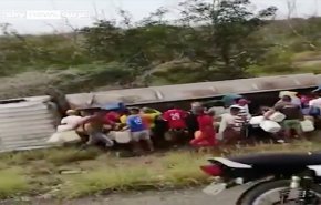 شاهد..حاولوا نهب الصهريج فانتقم منهم!