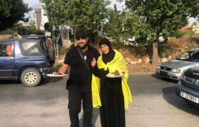 بعد أحداث مزارع شبعا..عائلة الشهيد علي محسن توزع الحلوى(شاهد) 