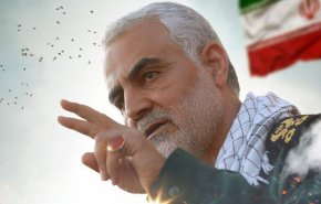 تصویری دیده نشده از قرائت دعای عرفه توسط شهید سلیمانی و المهندس در کربلای معلی