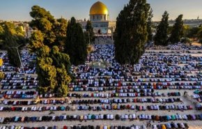 علی‌رغم اقدامات صهیونیست‌ها؛ دهها هزار نفر نماز عید را در مسجدالاقصی برگزار کردند

