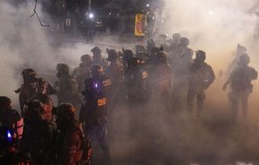 سرکوبگری پلیس فدرال در پورتلند ادامه می یابد/ نیروهای فدرال به رغم اعلام فرماندار پورتلند از این شهر نمی روند