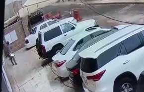 شاهد.. سقوط جدار في السعودية ونجاة رجل من موت محقق