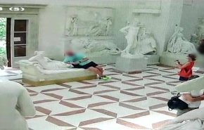 صورة تذكارية تسبّب إتلاف تمثال قديم عمره 200 عام 