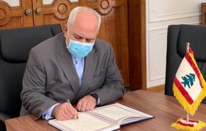 حضور ظریف در سفارت لبنان در تهران و امضای دفتر یادبود جانباختگان انفجار بیروت
