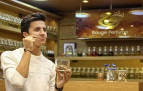 عطر تتغير رائحته كل 4 دقائق..تعرف على  أصغر عطار عربي
