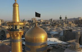 شاهد: رفع الرايات السوداء على مقام الامام الرضا (ع)
