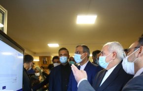 میز خدمت کنسولی با حضور ظریف افتتاح شد