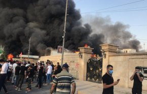 شاهد..محتجون يضرمون النار  بمقر قناة 