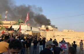 شاهد..رد ساحق من المتظاهرين على اساءة 