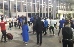 درگیری فیزیکی شدید بازیکنان استقلال با هواداران در فرودگاه
