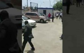 بالفيديو.. رئيس دولة يضرب وزيرا بحكومته في الشارع