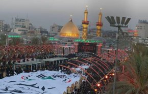 طولانی‌ترین پرچم الحشد الشعبی بر دوش زائران اربعین در بین الحرمین
