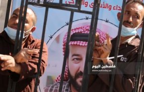 غزه| تجمع همبستگی با ماهر‌ الاخرس در برابر مقر صلیب سرخ
