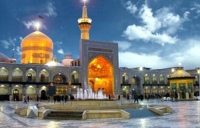 مراسم تعویض پرچم سیاه و اهتزار پرچم سبز بر فراز گنبد حرم مطهر رضوی برگزار شد