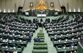 بیانیه ۱۳۰ نماینده مجلس در واکنش به اظهارات شنیع دولتمردان فرانسه/ وزارت خارجه سفیر فرانسه را احضار کند/ فرانسه از ملت‌های مسلمان جهان دلجویی کند