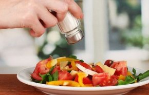 مواد غذائية يمنع تناولها عند الإصابة بـ'كوفيد-19'