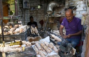 شاهد.. صناعة الهياكل الخشبية للنراجيل العراقية  