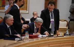 إعفاء نصف أعضاء حكومة أرمينيا من مناصبهم
