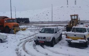 برف و باران در جاده های 10 استان/ضرورت تجهیز خودرو به زنجیرچرخ در جاده های کوهستانی
