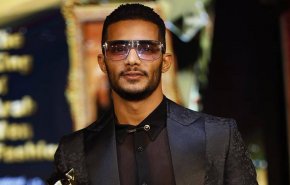 شاهد لحظة سقوط ممثل مصري على المنصة امام الجمهور
