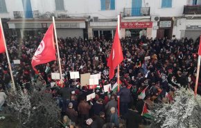 وزير تونسي يعلق على احتجاجات غاضبة وتدخل الجيش