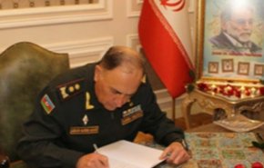 حضور معاون وزیر دفاع جمهوری آذربایجان در سفارت ایران و امضای دفتر یادبود شهید فخری زاده