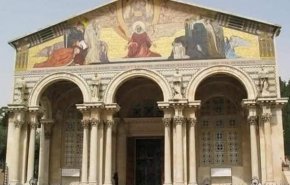 مسلمانان فلسطینی مانع آتش زدن کلیسا به دست یک صهیونیست شدند+ فیلم و عکس
