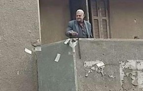 ویدیو.. مردی که برای عابران پول می‌ریزد!