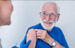 دراسة.. الابتسامة تقلل آلام الحقن بالإبر!