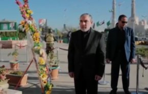  اداى احترام سفير ايران در يمن با حضور بر سر مزار شهيد صالح الصماد