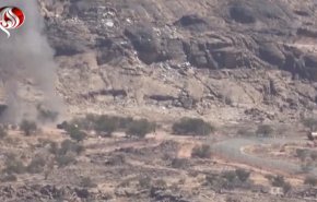 شاهد.. فرار جماعي سعودي من اليات استهدفها اليمنيون