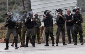 فیلم/ وحشیگری نظامیان صهیونیست در برخورد با مرد سالخورده فلسطینی