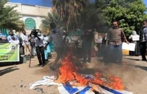تصاویر| به آتش کشیده شدن پرچم رژیم صهیونیستی در تظاهرات سودان

