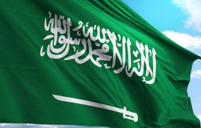 كاتب سعودي يثير ضجة بمطالبته إزالة السيف من علم بلاده