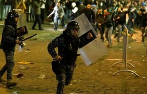 تداوم اعتراضات خیابانی در لبنان؛ معترضان یک دادگاه را به آتش کشیدند
