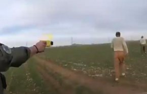 شاهد.. لحظة القبض على سجينين هربا من سجن في ولاية أريزونا
