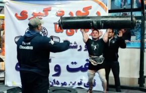 رياضي إيراني يحطم الرقم القياسي العالمي في رفع الأثقال

