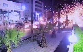 فیلم؛ لحظه برخورد راکت به خیابانی در اربیل عراق