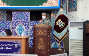 الأدميرال سياري: العدو يشعر بالخوف من قدرات إيران الدفاعية