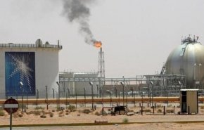 الأجانب العاملون في حقول النفط السعودية يغادرون العمل